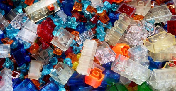 Пластиковые отходы из игрушек