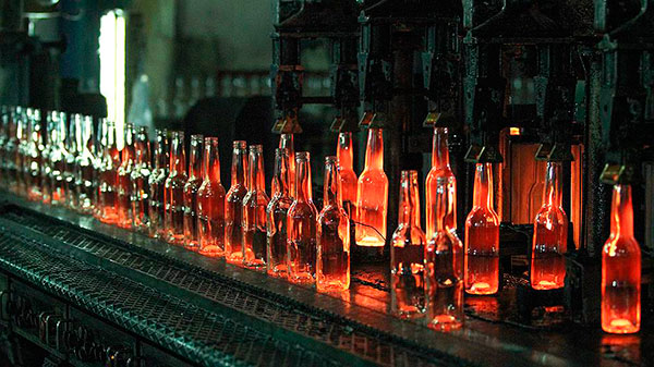 Выплавка новых бутылок из стеклобоя